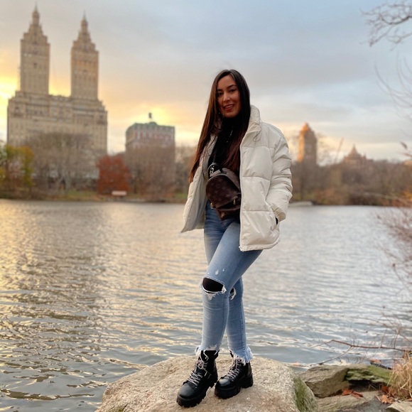 Meet your Posher, Andrea - Picture 1 of 1